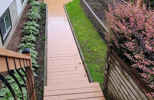 Abbotsford House | 2 Bedroom Cheery Historic Downtown Oasis (sleeps 8)