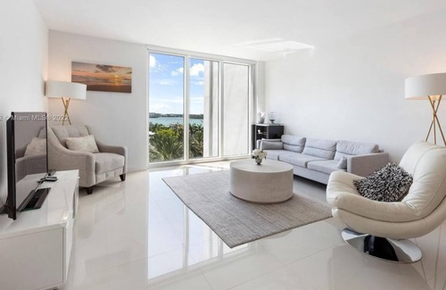 Bal Harbour Condo | 2 Bedroom Condo 325631 by Houzlet
