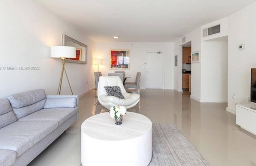 Bal Harbour Condo | 2 Bedroom Condo 325631 by Houzlet