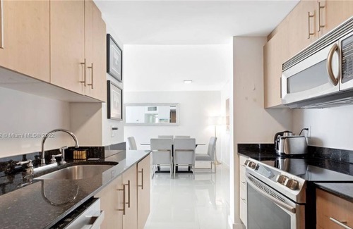 Bal Harbour Condo | 2 Bedroom Condo 325631 by Houzlet