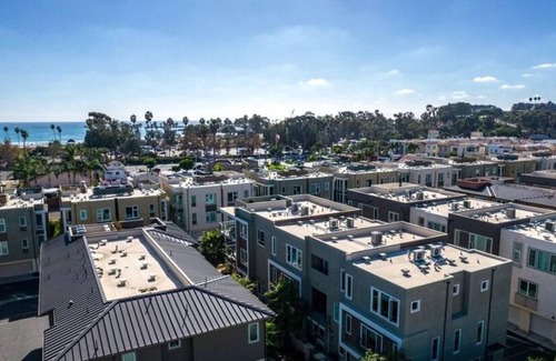 Del Obispo Condo | 2 Bedroom Condo 460682 by Houzlet