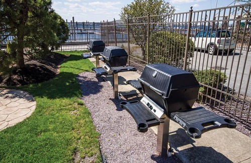 Historic Hill Condo | 2 Bedroom Condo, Sleeps 6, Kitchen, Downtown Newport, on Wyndham Onshore Resort!