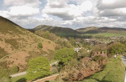 Eaton Mascott Cottage | 2 bedroom cottage for 4 guests, No Deposit