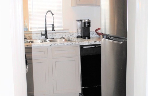 Memphis House | 2 Bedroom Cozy Cottage Queen and King Beds Pet Friendly SpaciousSafe backyard