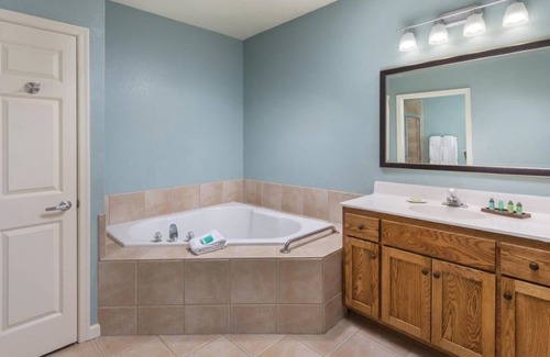 Williamsburg Hotel | 2 Bedroom Deluxe Lock-off, in Beautiful Williamsburg VA