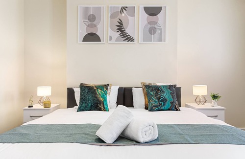 High Barnet Apartment | 2-bedroom flat with a king-size bed in London, UK.