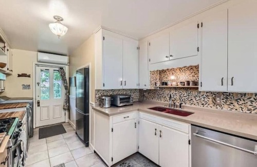 Newlands House | 2-Bedroom in Newlands with Secret Garden & Suite