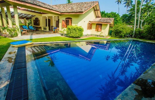Kathaluwa Ski Chalet | 2 bedroom luxury villa with private pool - 1 minute walk to the beach