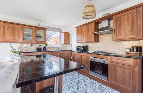 Five Oak Green Apartment | 2 Bedroom Maisonette with Parking and WiFi