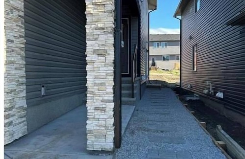 Sage Hill House | 2 Bedroom Modern Comfort Calgary