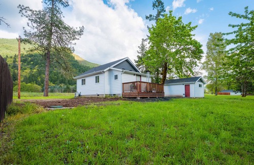 Dorena House | 2 bedroom Riverfront Home, 5 mins from the lake!