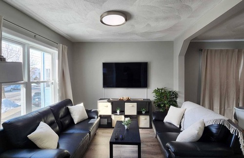Everett House | 2 bedroom's 1 bathroom n10 min-Airport/Downtown Boston n7 min-Encore Casino
