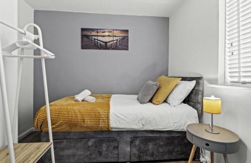 Kettering Apartment | 2 Bedroom Serviced Apartment in Kettering Centre- Northampton, Sleeps 4, free parking, Wifi, Sky, Netflix