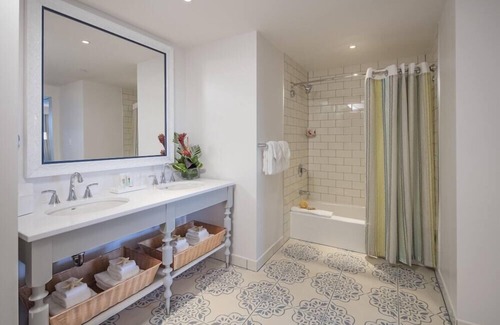 Florida Center Hotel | 2-Bedroom Suite at a 4⭐️ Hotel