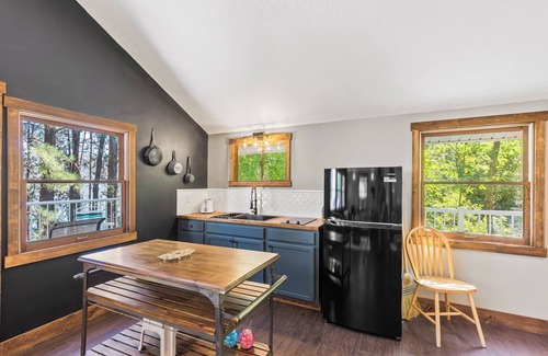 Wellpinit Cabin | 2-Bedroom w/a loft Secluded Cabin on Serene Lake Roosevelt with AC