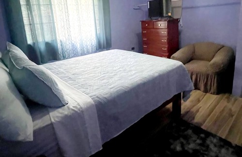 Spanish Town Zone House | 2 bedrooms, 1 bathroom, kitchen, WiFi, and AC in Greendale, Spanish Town.