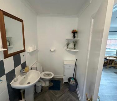 Didcot Apartment | 2 bedrooms self contain flat with nice garden