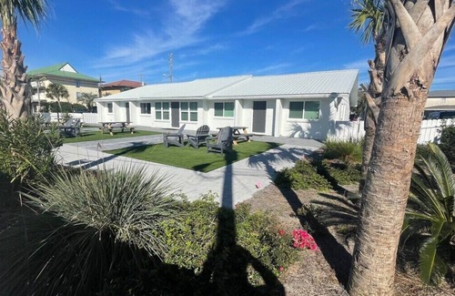 Fort Walton Beach Villa | 2 BR 2 BA Beach Cottage + Pickleball Fun