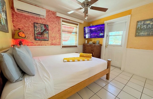 Hollywood Lakes Hotel | 2 BR Beach Suite Steps from the Sand & Prime Location with Chairs/Bikes/Hot tub