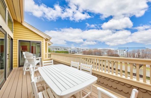Heron Harbour Isle Condo | 2 BR l 2 BA Condo w/Large Pool, Large Deck with Bay Views - Quiet Neighborhood