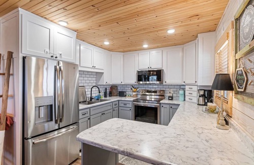 Smithville House | 2-BR, lake view, screened porch, 15min Hurricane, 10min Smithville, dogs ok