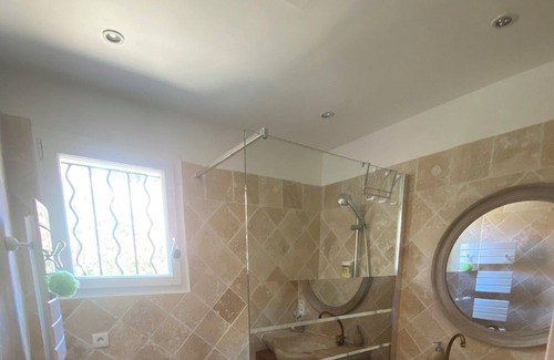 Chateauneuf-de-Gadagne Bed & Breakfast | 2 Chambres Chez L'habitant Avec Piscine et Poolhouse