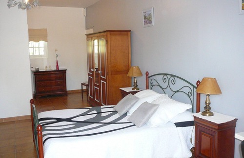 Roquevaire Bed & Breakfast | 2 chambres d'Hôtes in Bastide in large wooded park with swimming pool sleeps 6
