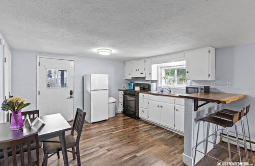 North Star Cottage | #2 Charming Midtown Bungalow/Fire-Pit + BBQ
