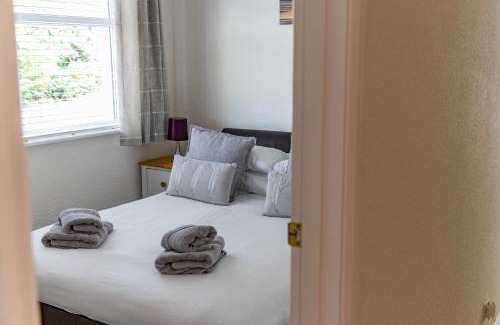 Newquay Apartment | 2 Chatsworth Riverscape Apartments - Peaceful apartment in great location with free parking overlooking the Gannel just a short walk from Newquays incredible beaches and local amenities