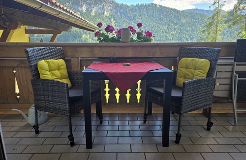 Hoefen Apartment | 2 comfort apartments TIROL, quiet UNCONVERTED forest location, LIVING ROOM, no pets