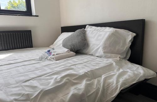 Smethwick House | 2 Double Bedrooms 1 Bathroom Near Train Station