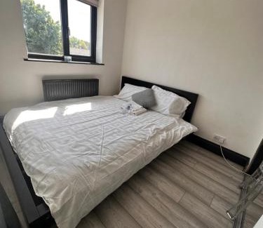 Smethwick House | 2 Double Bedrooms 1 Bathroom Near Train Station