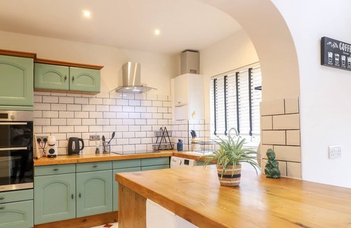 Rocester Cottage | 2 DOVE COTTAGE, family friendly, with a garden in Rocester