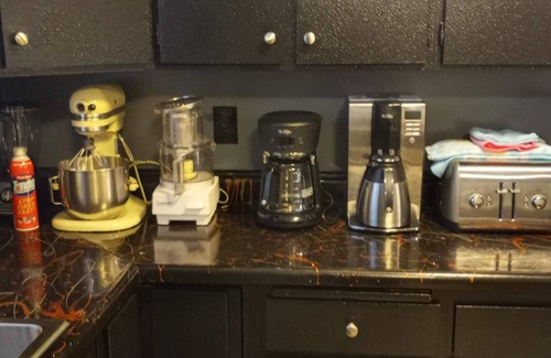 Spenard Apartment | 2 Entire Apts, 6 Bdm, 9 Beds, Corporate & Vacation Midtown, Minutes to Airport