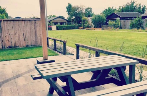 Dirkshorn House | 2 huizen naast elkaar honden welkom omheinde tuin 10 km strand, sauna, buitenbad
