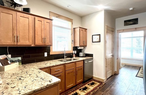 Granby Cabin | 2 Kg Beds+ Walk to Ponds, Pool, Hot tub&River. Short Drive to RMNP & Winter Park