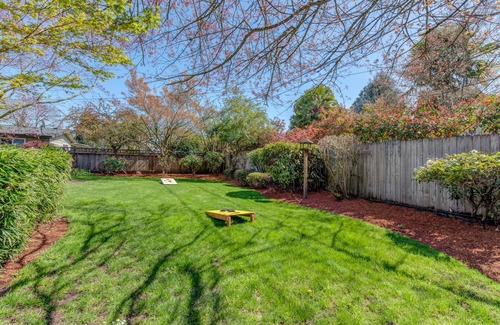 Harlow House | 😔🌿2 King Beds Fenced backyard 4 Miles—>Autzen🏈 2 Patios Prof. Cleaned Ping pong🏓