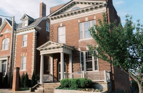 Court House Hill House | 2 King Beds - Pool Table, Heart of Downtown LYH