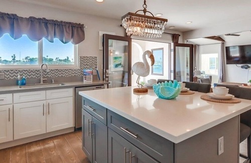 Central Mission Beach Villa | 2 Levels of WaterFront ☆ Exclusive 1,000sf Ground Level Patio ☆ AC