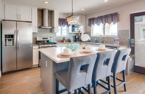 Central Mission Beach Villa | 2 Levels of WaterFront ☆ Exclusive 1,000sf Ground Level Patio ☆ AC