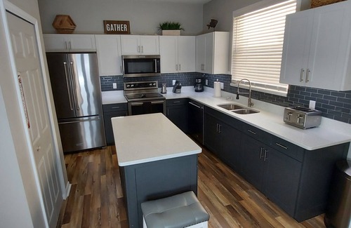 Calabay Parc House | 2 Master Suites ☆ 86" TV☆ Hot Tub☆ In Calabay Parc