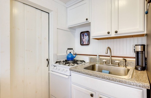 Wellfleet Cottage | 2 Mi to Coastline: Wellfleet Gem w/Deck & Grill
