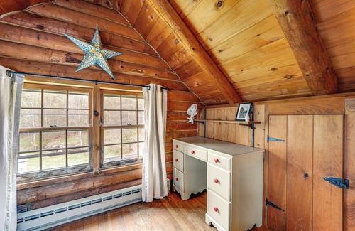 West Burke Cabin | 2 Mi to Lake Willoughby: Peaceful Log Cabin!