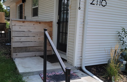 Lincoln House | 2 min from downtown Lincoln-Attractive & Cozy. Firepit & popcorn machine.