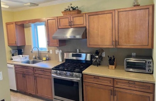 Point Pleasant Beach House | 2 min walk to Jenkinson's Beach/Boardwalk. Beautiful, large house for big family