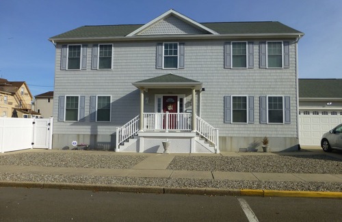 Point Pleasant Beach House | 2 min walk to Jenkinson's Beach/Boardwalk. Beautiful, large house for big family