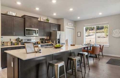 Cle Elum House | 2 Mins to Cattle Barn l Hot Tub l Bbq Grill