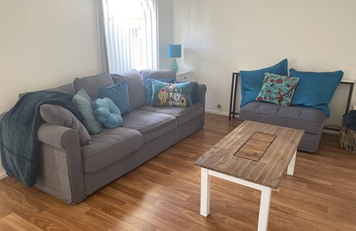 Henley Beach House | 2 mins to Henley Square, parking, wifi and outdoor area. Sleeps 7, Pet friendly