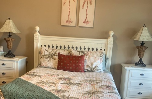 Corpus Christi House | 2 MINUTE DRIVE TO THE BEACH. End unit overlooking the Gulf and pool.
