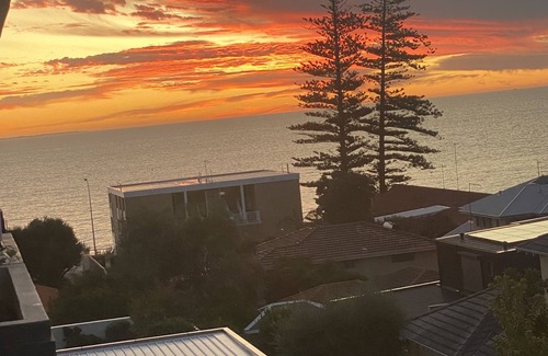 Cottesloe Apartment | 2 minute walk from the Waters Edge